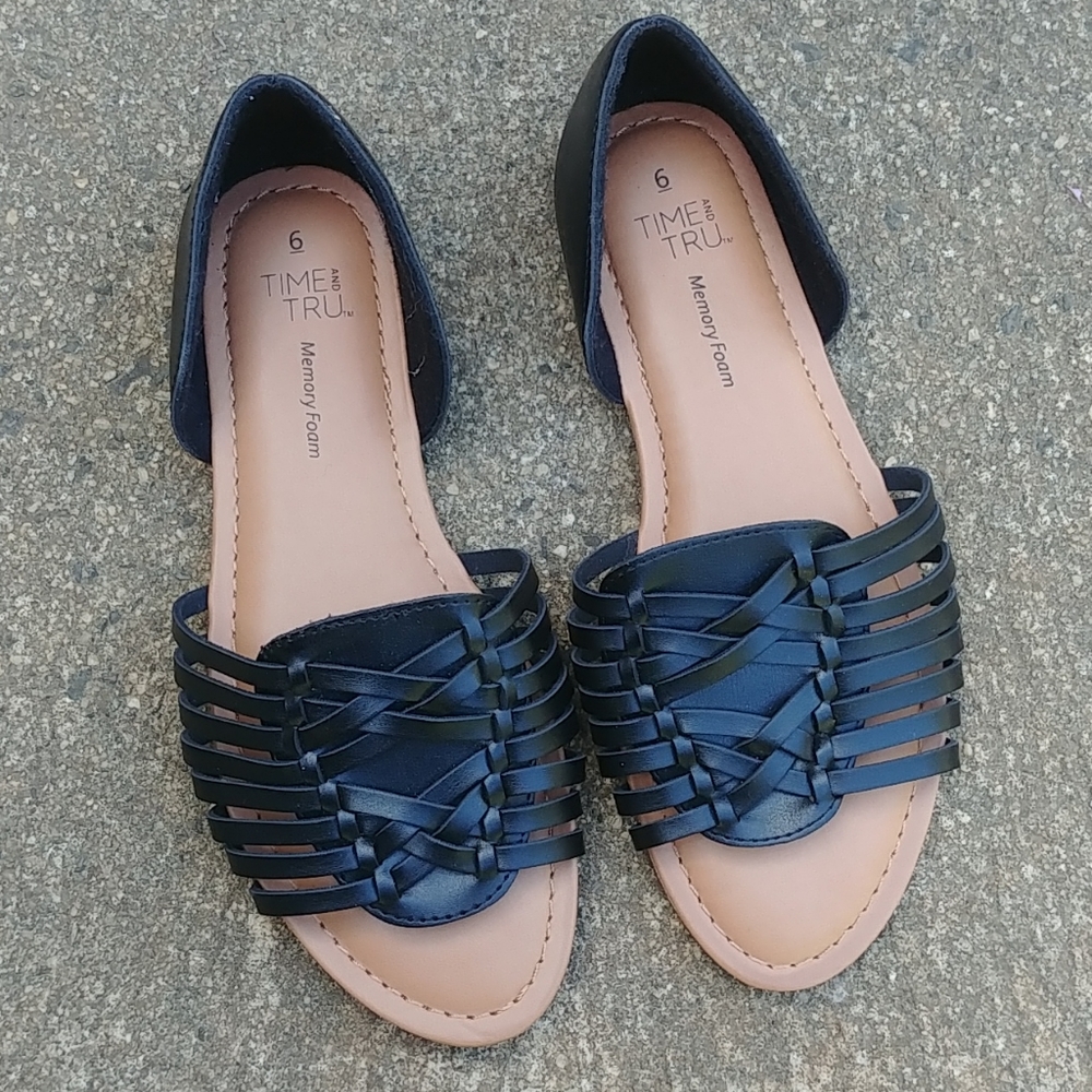 Black sandals size 6